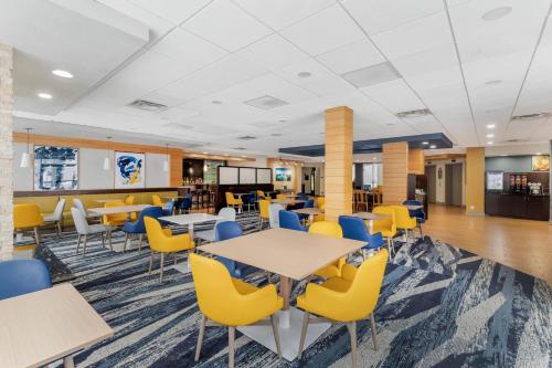 een eethoek met tafels en stoelen in een bibliotheek bij Comfort Inn & Suites in Watervliet