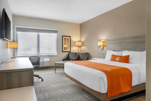 En eller flere senge i et værelse på Amsterdam Inn & Suites, an Ascend Collection Hotel