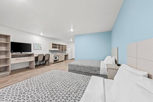 een hotelkamer met twee bedden en een tv bij WoodSpring Suites Oak Ridge Knoxville in Oak Ridge
