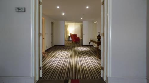 an empty hallway with a room with a table and a hallwayngthngthngthngth at Hotel Antofagasta in Antofagasta
