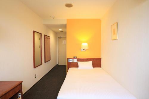Postel nebo postele na pokoji v ubytování Smile Hotel Koriyama
