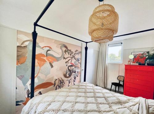 Postel nebo postele na pokoji v ubytování Central and luxurious floating home with garden