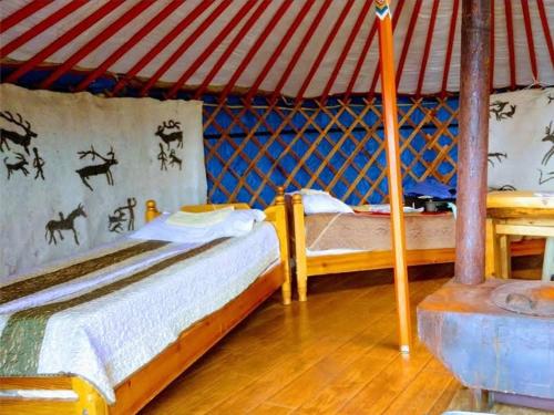 Giường trong phòng chung tại Hunnu Camp