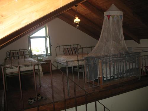 una camera con due letti a castello e una grande finestra di Nona's house a Vathi