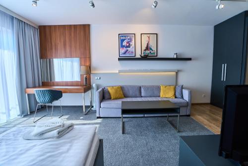 een woonkamer met een bank en een tafel bij TATRA SUITES Luxury Studio A305 in Stary Smokovec