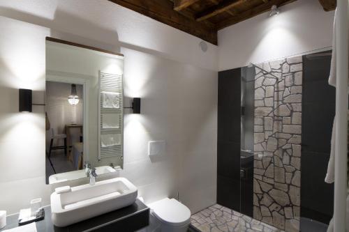 y baño con lavabo y ducha. en Studio 27, en Ferrara