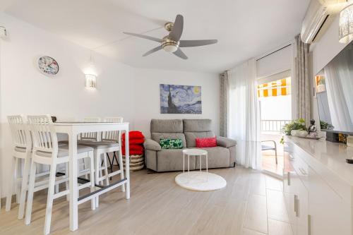 Posezení v ubytování Morning Coffee by the Sea 1 BR Between Capellans and Llevant Beaches