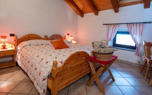 um quarto com uma cama de madeira e uma cesta sobre a mesa em Cjase Cumine em Lauco