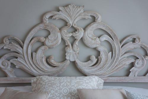 a white headboard of a bed in a bedroom at B&B Donna Ada in Salerno