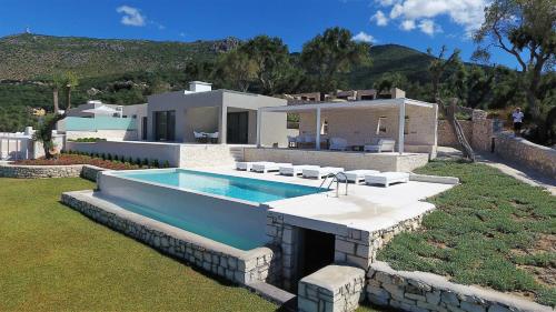 パルガにあるVilla Kiraの庭にスイミングプールがある家