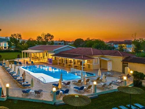 Bazén v ubytování Manousis ApartHotel nebo v jeho okolí