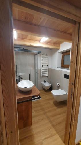 un bagno con due lavandini e due WC di CAV MES VALLEES La Thuile a La Thuile