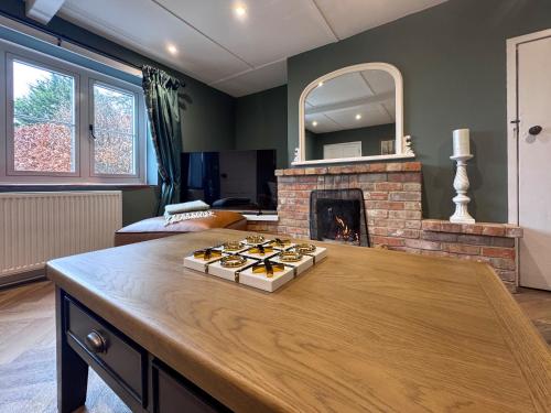 ein Wohnzimmer mit einem Tisch und einem Kamin in der Unterkunft Hill House - Uk49727 in Oxborough