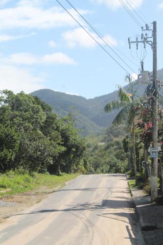 an empty road with mountains in the background at Canto de Paz Trindade Hospedagem in Trindade