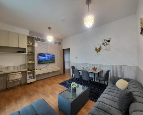 ein Wohnzimmer mit Sofa und Tisch in der Unterkunft City Lights holiday home in Ajman 
