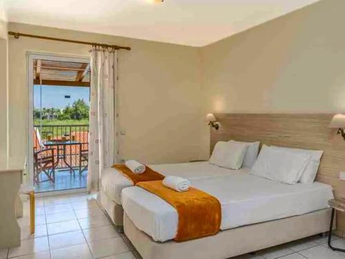 Postel nebo postele na pokoji v ubytování Manousis ApartHotel