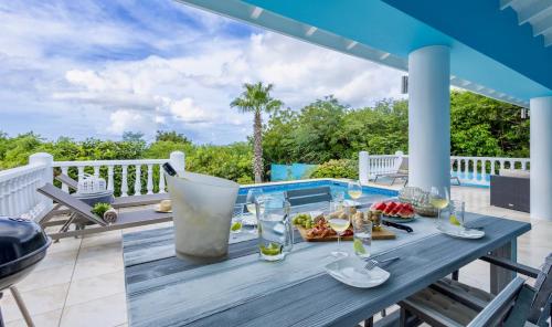 Drinks på Coral Estate Rentals