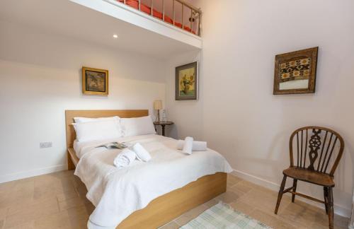 una camera da letto con un letto con asciugamani sopra di Kerry House a Deddington