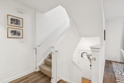 een witte trap in een huis met witte muren bij The Wonder 