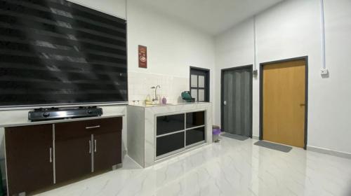 Køkken eller tekøkken på Marang Private Pool Homestay - 3-Bedroom - Family & Group Stay