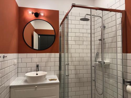 een badkamer met een wastafel en een spiegel bij Hirschenhof Apartments in Spital am Semmering