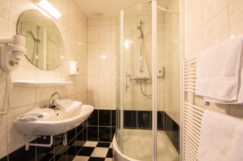 Bathroom sa De Stobbe hotel & suites