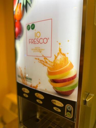 eine Mikrowelle mit einem Bild einer Frucht darin in der Unterkunft Hotel Mediterraneo in Chianciano Terme