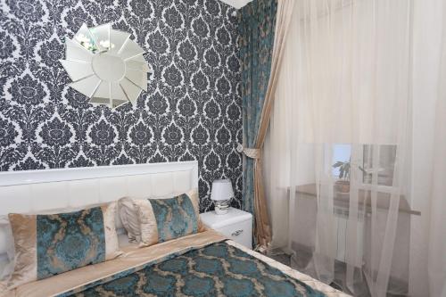 1 dormitorio con cama y espejo en la pared en Apartments on Bunina 28 en Odesa