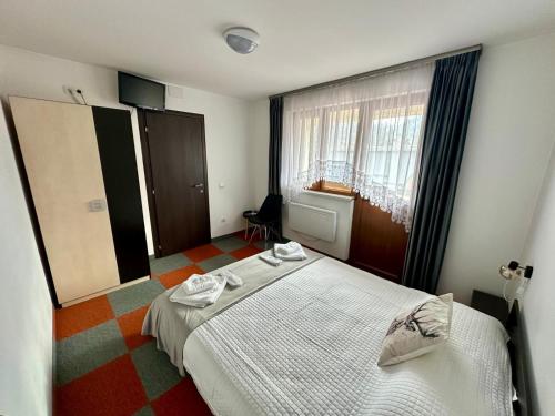 En eller flere senge i et værelse på Casa Cerbului