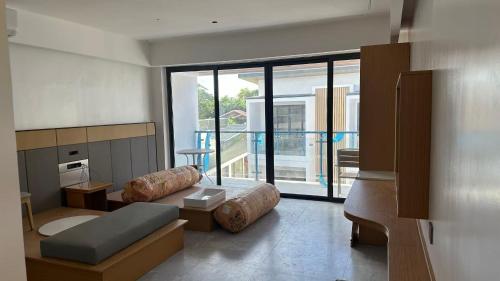 een kamer met een bed en een groot raam bij Diver's home resort 