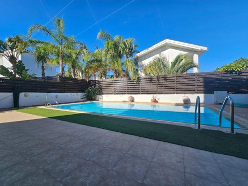 Beautiful 4 bdr villa mins away from Fig tree bay!