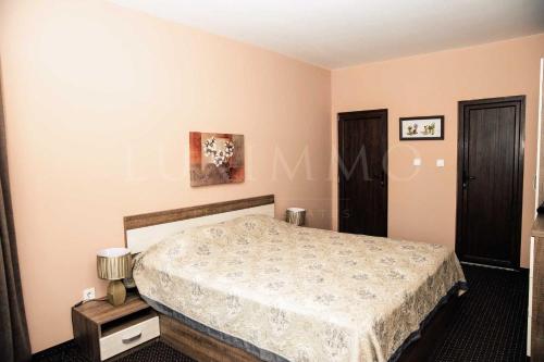 een slaapkamer met een bed en een nachtkastje met een bed sidx sidx sidx sidx bij Oak Pearl in Dŭben