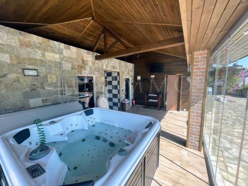 een bad in het midden van een patio bij Oak Pearl in Dŭben