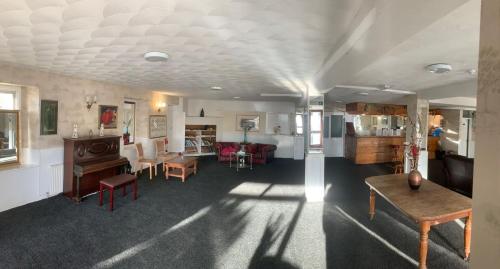 ein Wohnzimmer mit Sofa und Tisch in der Unterkunft Savoy Hotel in Weston-super-Mare