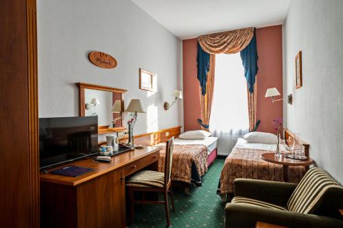 En eller flere senge i et værelse på Pietrak Hotel