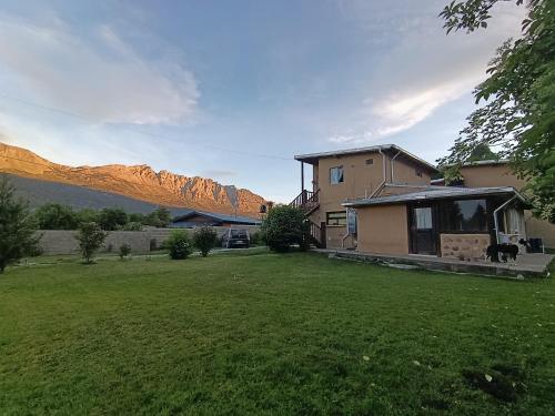 En generel udsigt til bjerge eller udsigt til bjerge taget fra lejligheden