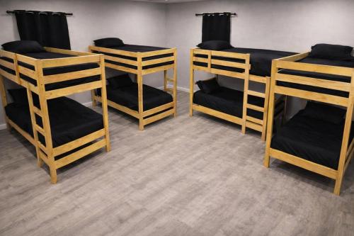 eine Gruppe von Etagenbetten in einem Zimmer in der Unterkunft Hollywood Comfort Vibe LA in Los Angeles