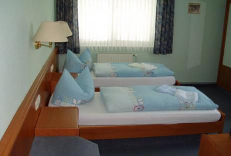 Katil atau katil-katil dalam bilik di Hotel Zur Rose