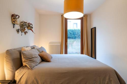 Giudecca Suite في البندقية: غرفة نوم بها سرير مع نافذة كبيرة