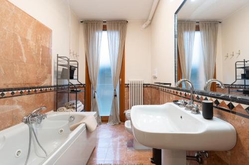 Giudecca Suite في البندقية: حمام مع حوض استحمام ومغسلة وحوض استحمام