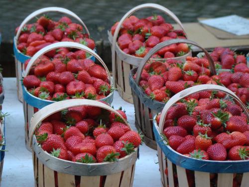 four baskets filled with strawberries on a table at La Colombière - Vue imprenable sur l'Ardèche - Très Calme - Très bien situé - Résidence Privée in Montélimar