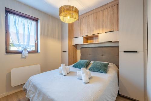 Postel nebo postele na pokoji v ubytování Cocon Moderne Balcon à Thônes Entre Lac et Montagnes