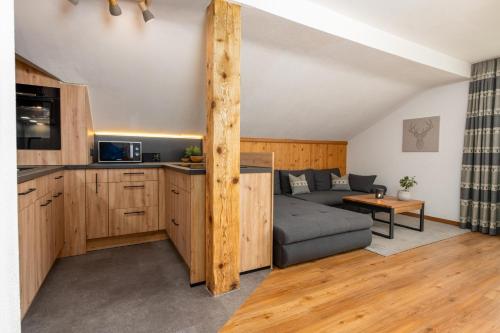 un soggiorno con un divano e un tavolo di Wallgauer Hof a Wallgau