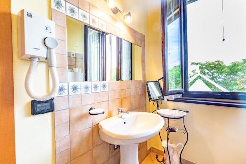 a bathroom with a sink and a window at Agriturismo La Querciola in Riolo Terme