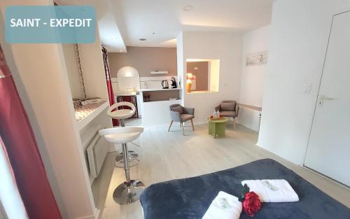 Køkken eller tekøkken på la Résidence Berceau de Bernadette - Bernadette's cradle - Near Bernadette'House