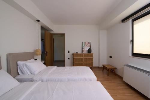 En eller flere senge i et værelse på Theasis Suites, Sitia by Comfortbnb