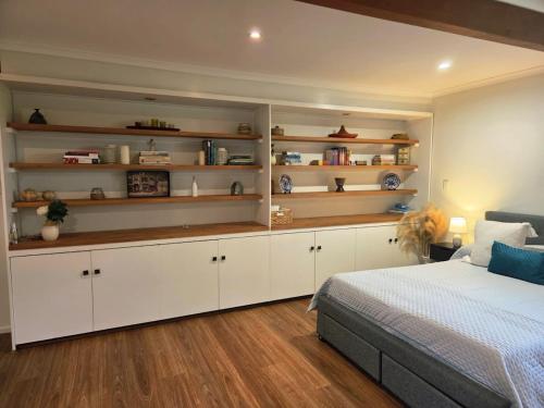 Postel nebo postele na pokoji v ubytování Leafy Suburb Oasis with Comfort and Charm