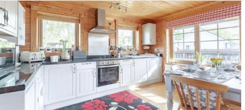 Kuchyň nebo kuchyňský kout v ubytování Norfolk lodge with hot tub