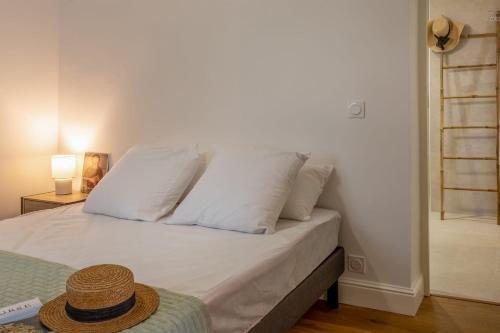 En eller flere senge i et værelse på Casa Carmi appartement vue mer à Erbalunga