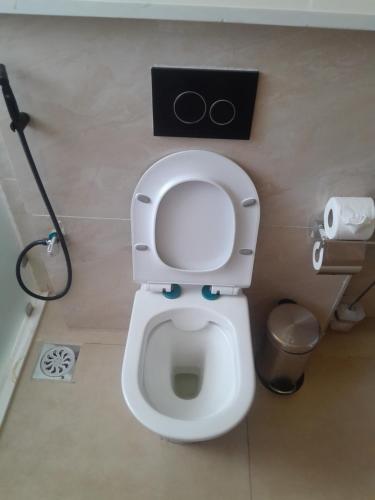 een badkamer met een toilet met een zwarte doos erop bij Humble Resort in Masai Mara